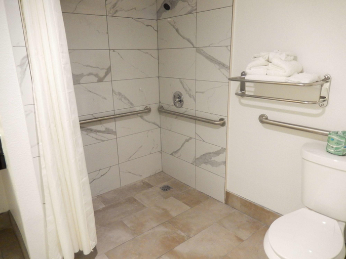 Bathroom 4, Studio 6 Houston, TX - Intercontinental Airport So, Houston