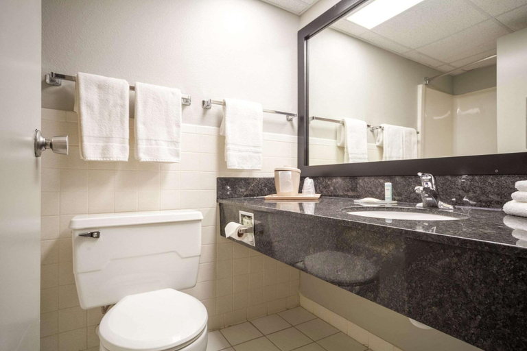 Bathroom 4, Suburban Studios I-80 Grand Island, Hall