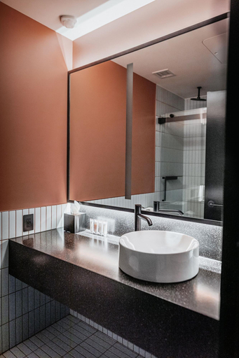 Bathroom 4, Haworth Inn & Conference Center, Ottawa