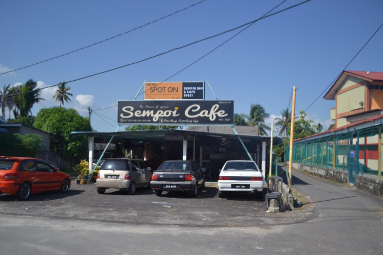 SPOT ON 89821 Batu Maung Sempoi Inn And Cafe, Barat Daya