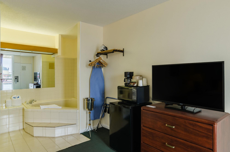 Bathroom 5, Alamo Inn & Suites, Campbell