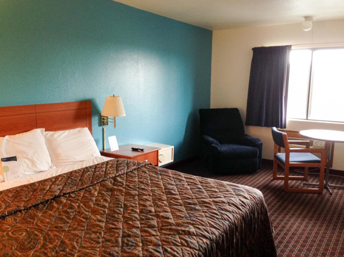 Bedroom 3, Motel 6 Sedalia, MO, Pettis