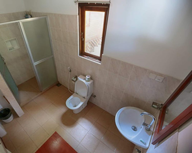 Bathroom 3, Arugambay PodBay, Pothuvil