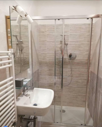Bathroom 4, Albergo Torino, Savona