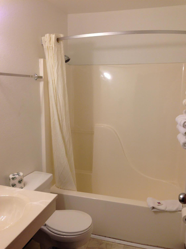 Bathroom 4, Motel 6 Sedalia, MO, Pettis