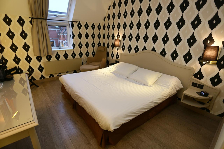 Bedroom 3, Cit’Hotel LE CEDRE, Oise