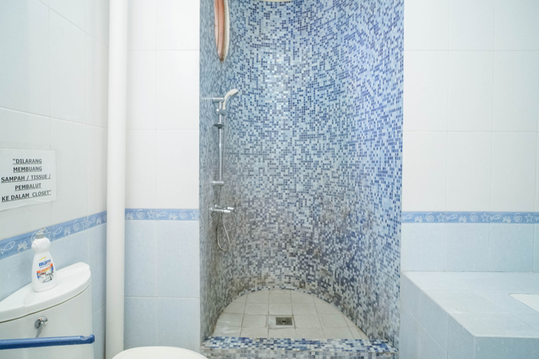 Bathroom 5, KoolKost Syariah near Senayan City, South Jakarta