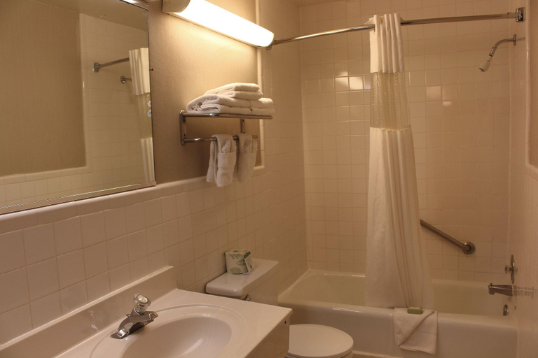 Bathroom 5, Governor House Inn, Fairfax