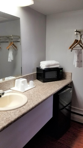Bathroom 3, Santa Fe Inn Pueblo, Pueblo