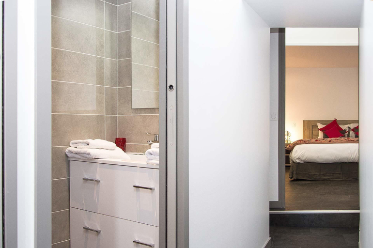 Bathroom 5, Chambres d'Hôtes Les Pirondeaux, Lot