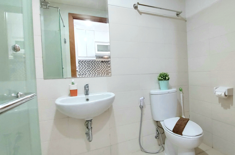 Bathroom 5, Woodland Park Residence-Relaxed and Friendly, South Jakarta