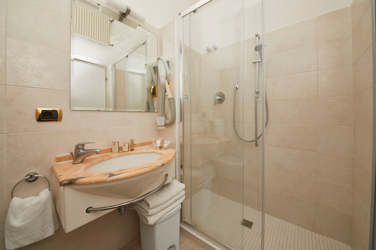 Bathroom 5, Hotel Vienna Ostenda, Rimini