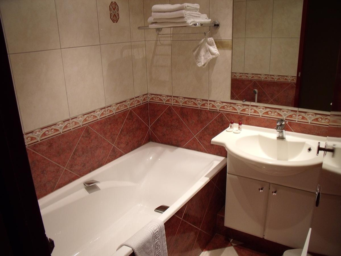 Bathroom 4, Cit’Hotel LE CEDRE, Oise