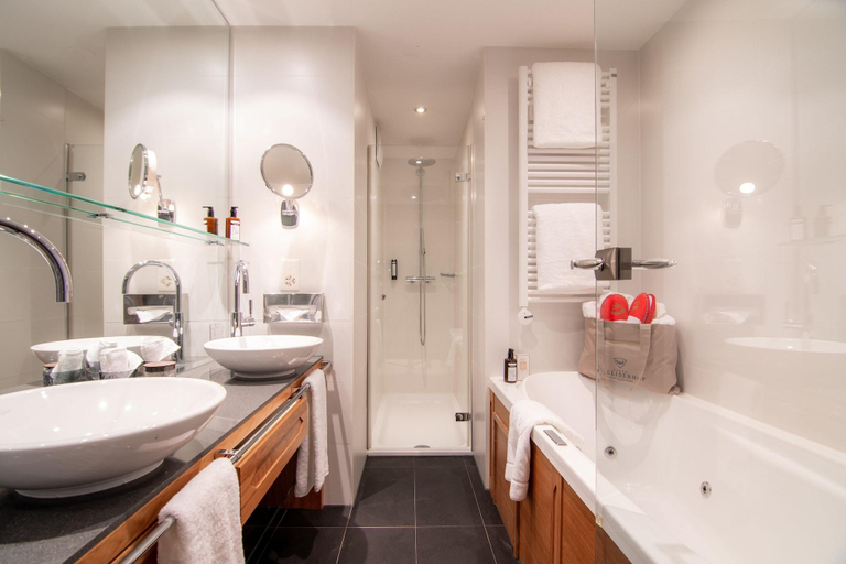 Bathroom 5, Walliserhof Grand-Hotel & Spa Saas-Fee, Visp