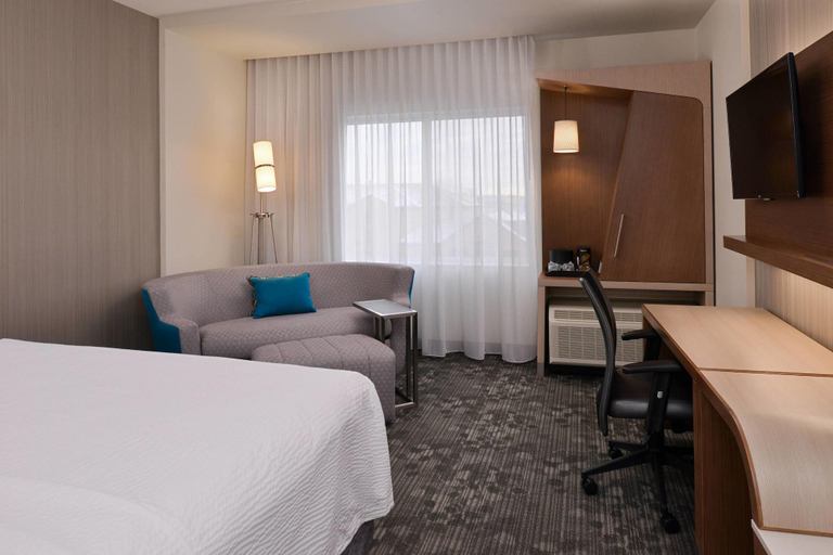 Bedroom 4, Courtyard By Marriott Toledo North, Lucas