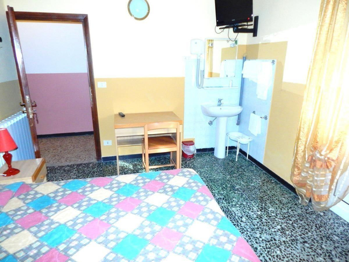 Bedroom 3, Albergo Torino, Savona