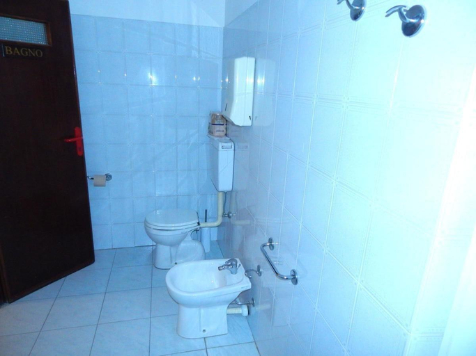Bathroom 4, Albergo Torino, Savona