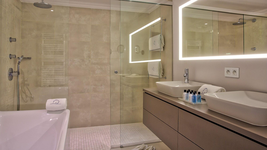 Bathroom 5, La Pinede Plage, Var