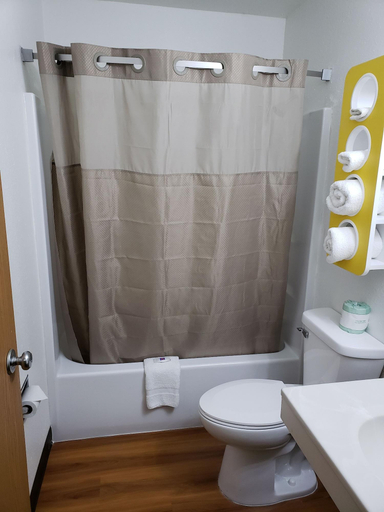 Bathroom 4, Motel 6 Sedalia, MO, Pettis