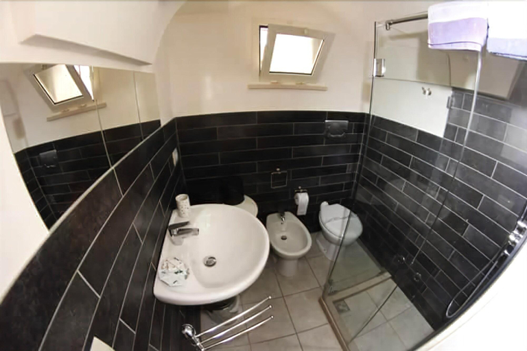 Bathroom 5, Bed And Breakfast Karen House, Bari