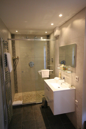 Bathroom 5, Le Moulin de l'Abbaye, Dordogne