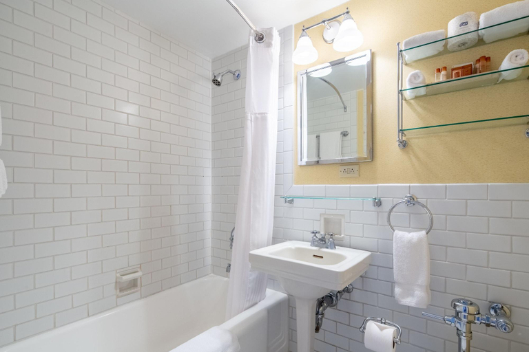Bathroom 4, The Tidewater Inn, Talbot