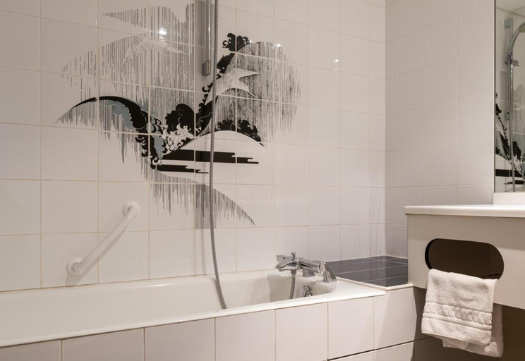 Bathroom 5, The Originals Boutique, Hôtel Le Pariou, Issoire, Puy-de-Dôme