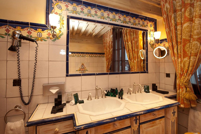 Bathroom 4, Le Saint Joseph, Savoie