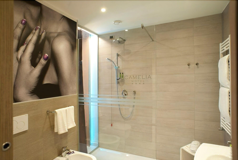 Bathroom 4, Hotel Camelia, Novara