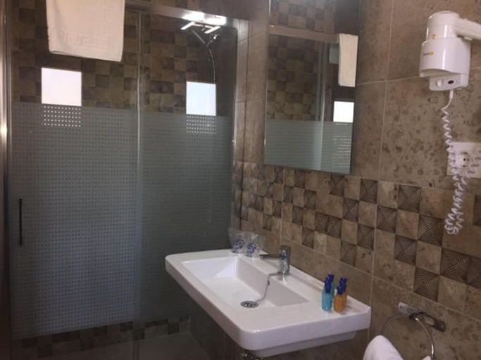 Bathroom 5, Hotel Almadrabeta, Cádiz