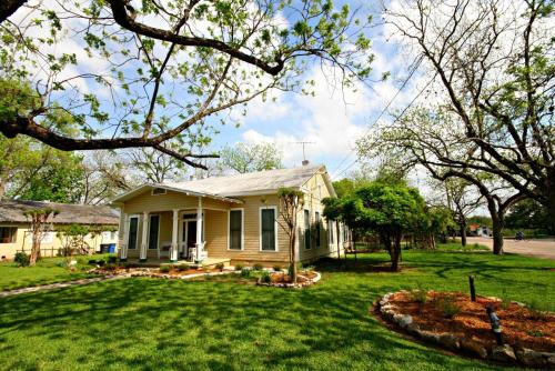 Blessing Haus Home, Comal