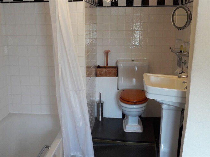 Bathroom 4, The Four Horseshoes, Suffolk