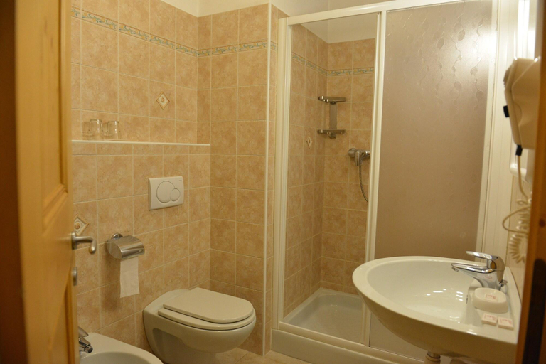 Bathroom, Albergo Gufo, Sondrio