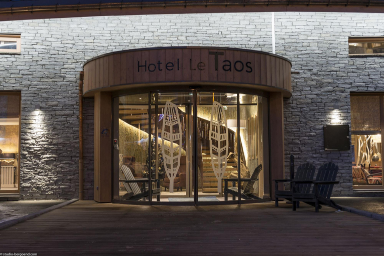Exterior & Views