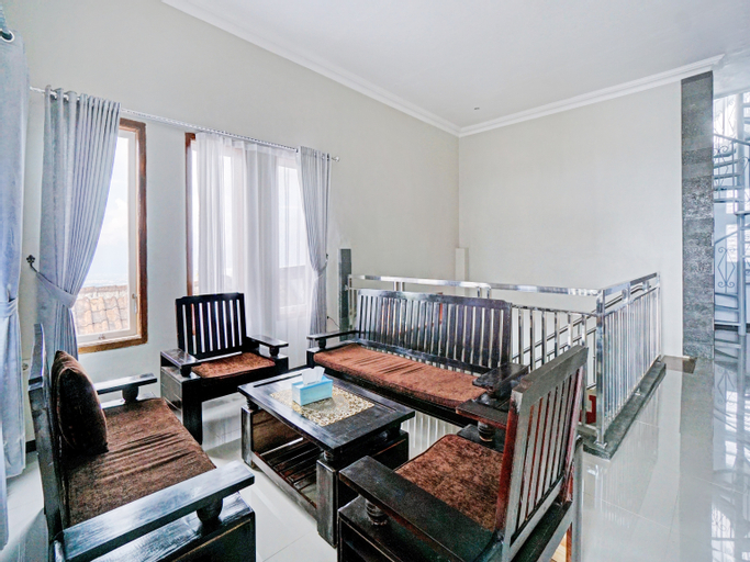 OYO 90472 Villa Dua Dua, Malang