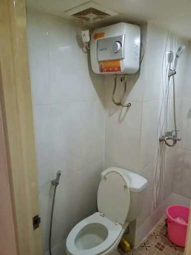 Bathroom 5, Studio 18 Apartemen The Jarrdin Cihampelas by Berdikari Properti, Bandung