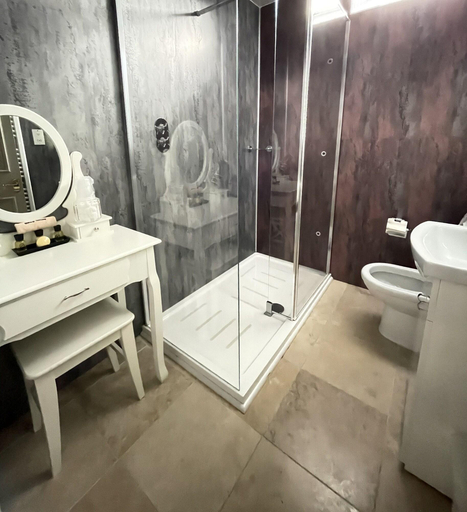 Bathroom 5, Abbotsford Lodge, Stirling