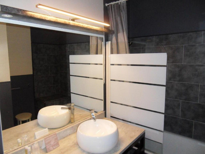 Bathroom 5, Les Aubuns Country Hôtel, Gard
