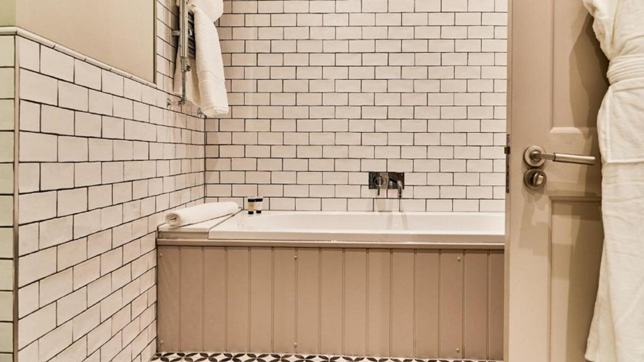 Bathroom 4, The Wellington Arms, Hampshire