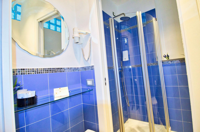 Bathroom 5, Cinqueterre Residence, La Spezia