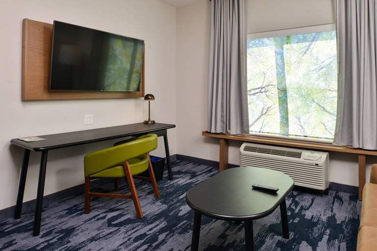 Bedroom 3, Fairfield Inn & Suites by Marriott Minneapolis Sha, Scott