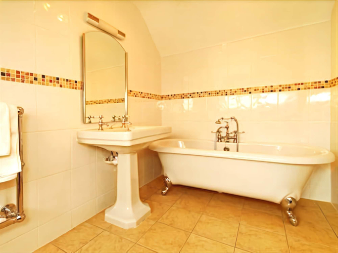 Bathroom 4, The Hand at Llanarmon, Wrexham