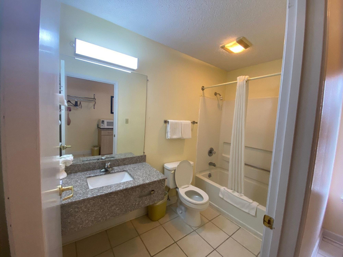 Bathroom 4, Legacy Inn - Cookeville, Putnam
