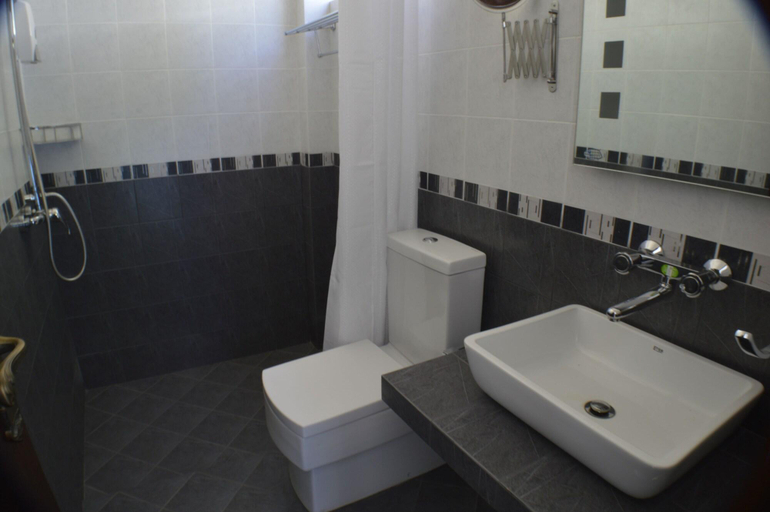 Bathroom 4, Villa Baywatch Rumassala, Habaraduwa