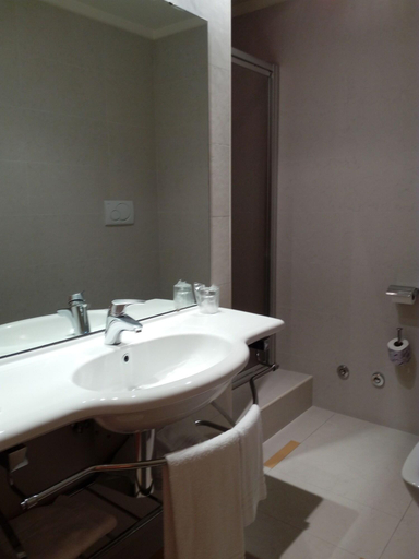 Bathroom 5, Hotel Mara, Chieti