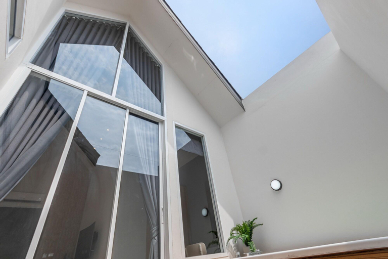 Exterior & Views 27