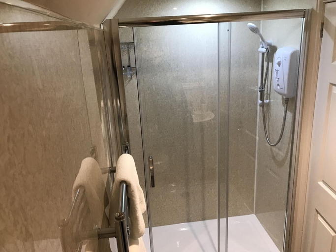 Bathroom 4, The Kings Arms Hotel, Staffordshire