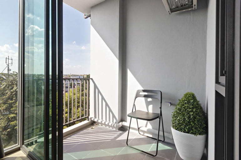 Exterior & Views 24