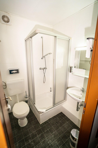Bathroom 4, Parkhotel Lindenhof, Offenbach am Main