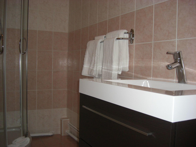 Bathroom 3, Brit Hotel Le Magdalena, Nièvre